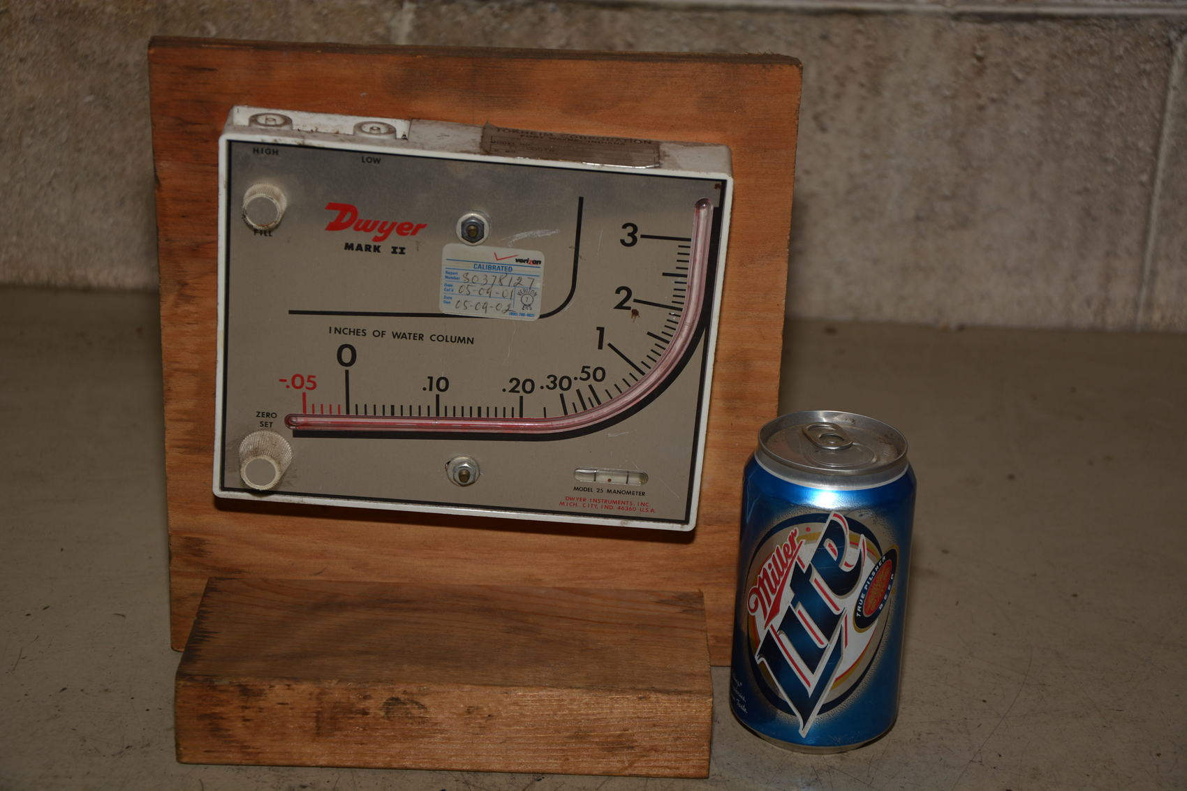 Dwyer Mark II Model 25 Manometer .05 3 Inches of Water Column