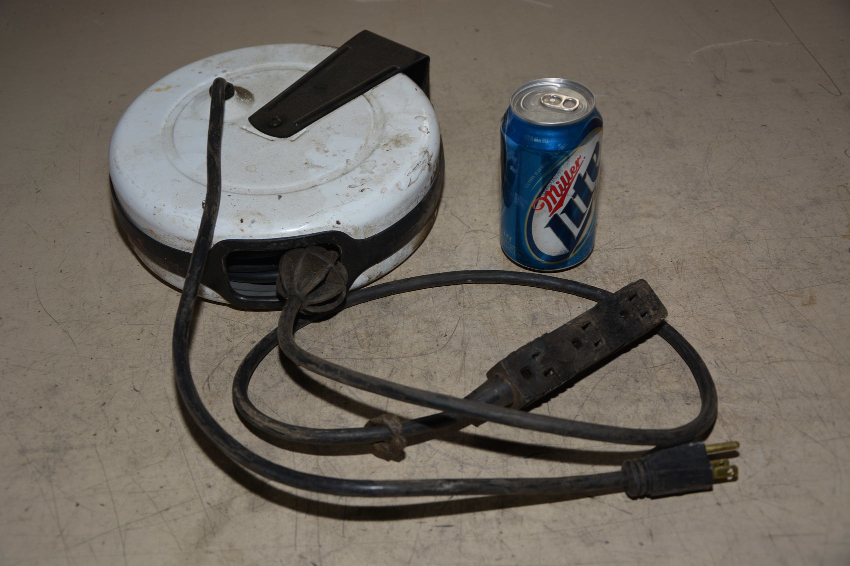 110V Hanging Extension Cord Reel, (3) 3Prong Outlets