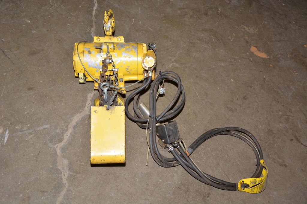 FOR PARTS, Budgit 1/2-Ton Air-Operated Chain Hoist, Model 113938-24
