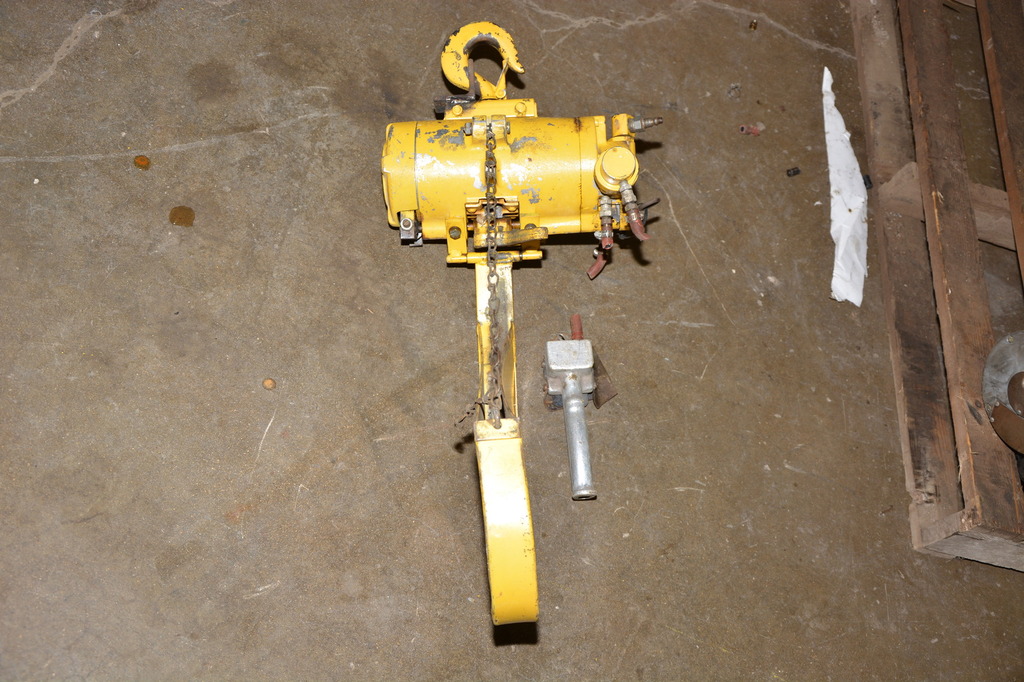FOR PARTS, Budgit 1/2Ton AirOperated Chain Hoist, Model 11393823