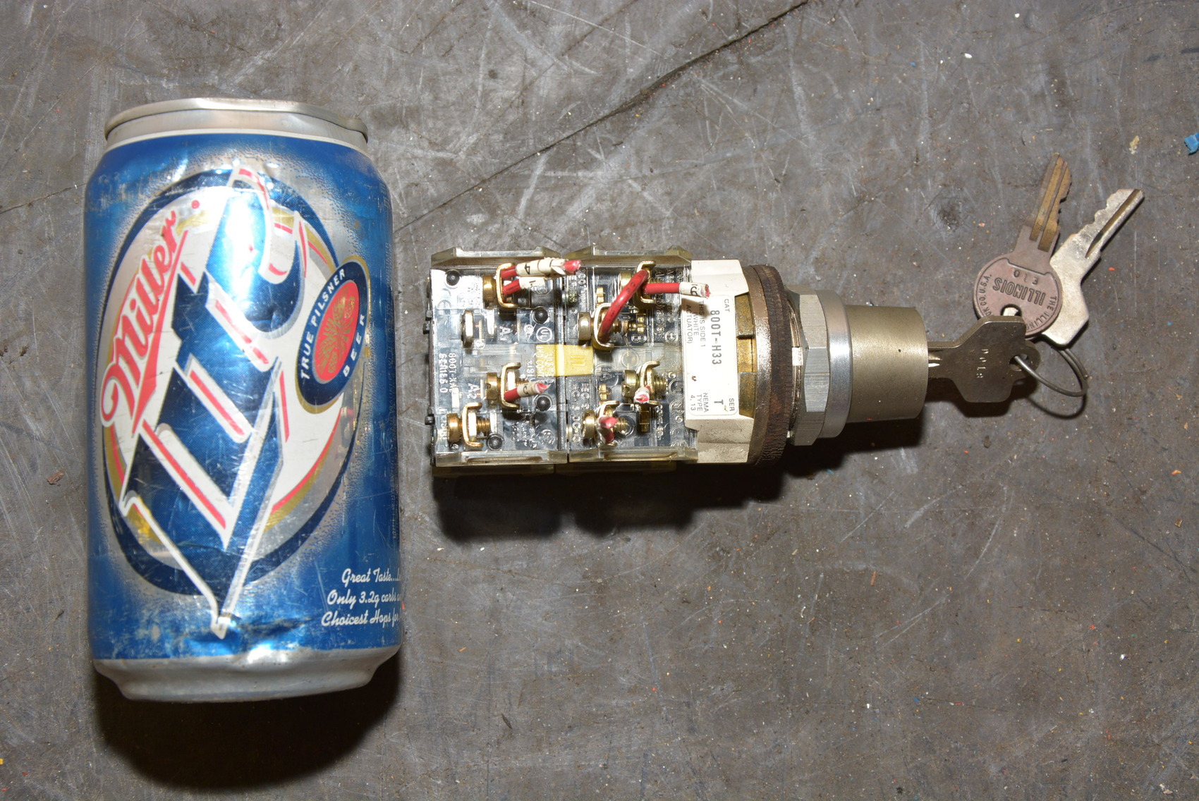 Allen Bradley 800T-H33,2-Position 2-Tier Key Switch w/Keys keyed