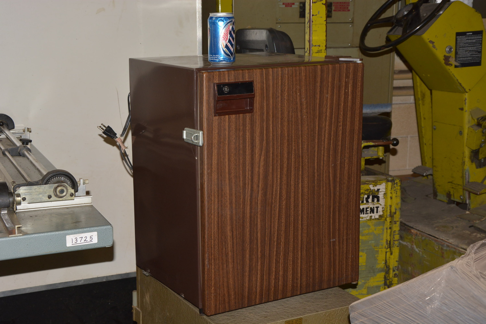 General Electric Type SC3SSARWG Mini Fridge Refrigerator