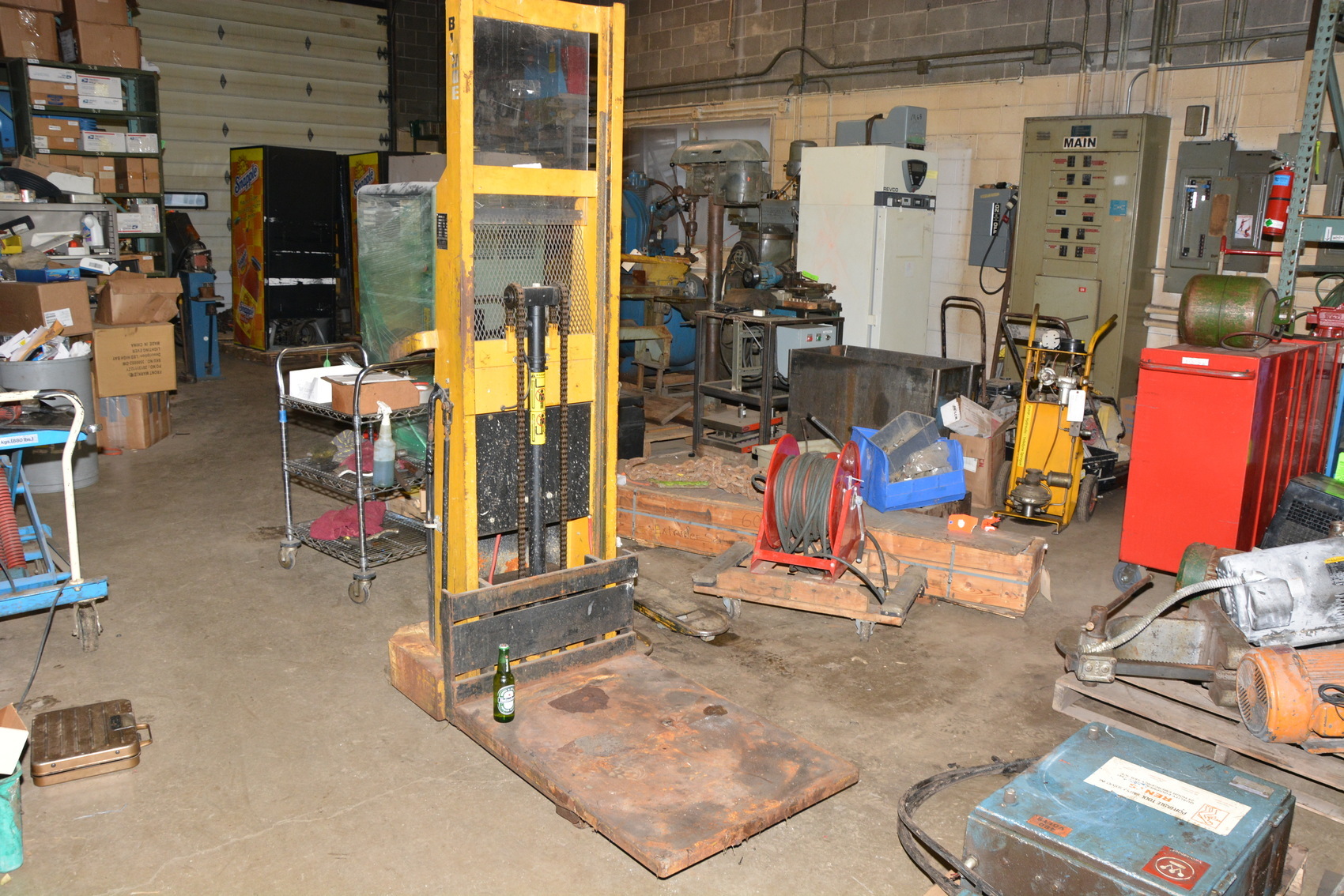 BIG JOE 1518-R6 ELECTRIC LIFT;cap 1000 LBS;