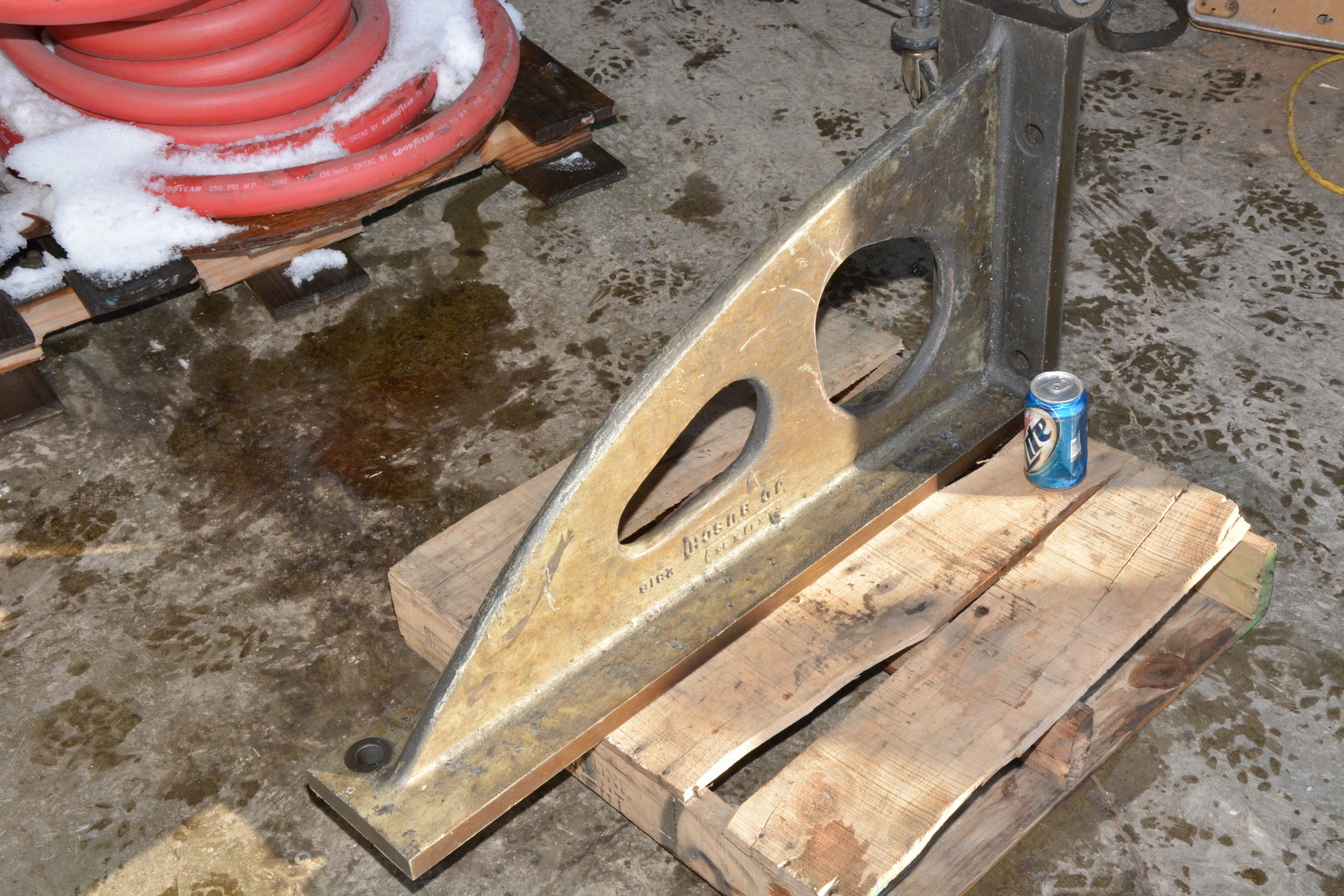 Heavy duty angle plate for horizontal boring mill