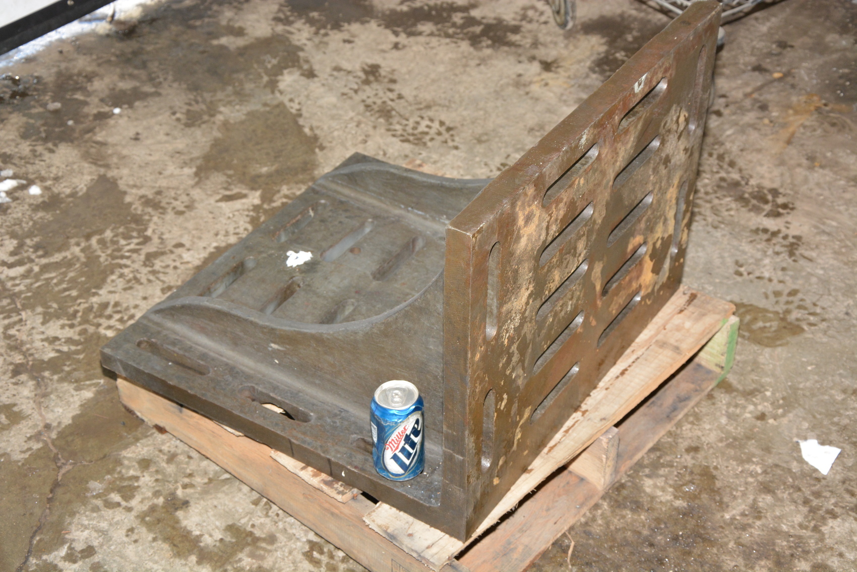 Heavy duty angle plate for horizontal boring mill