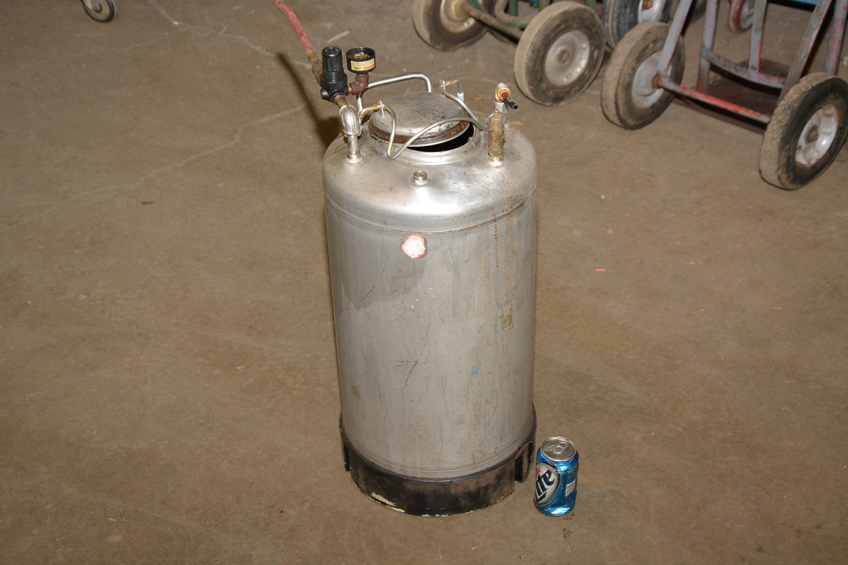 Stainless Steel Paint Pressure Pot with some Glue inside
