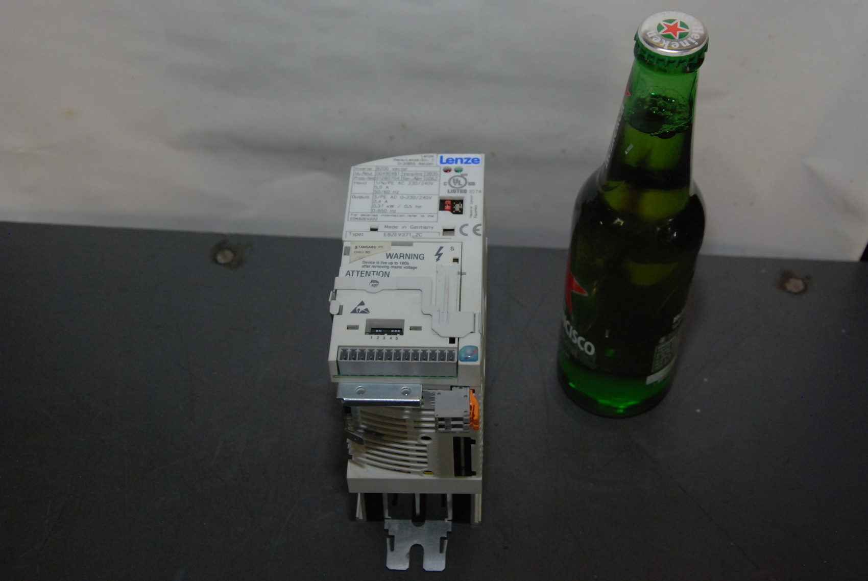 Onduleur Lenze E82EV371-2C D'occasion – En état De Marche, Parfait Pour L'industrie