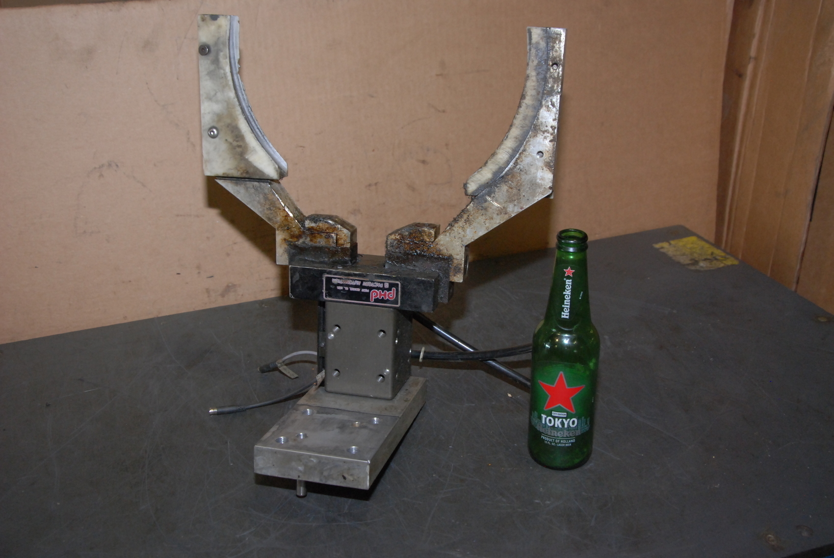 PHD 7941025101 Pneumatic 2 finger Gripper w/2 jaws