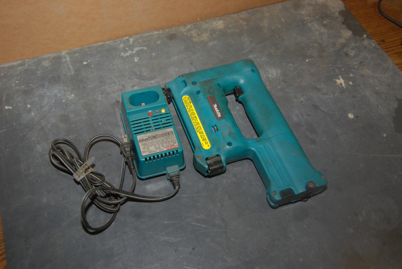 Makita T220D Cordless Stapler with charger;3/8"x3/8"-7/8"