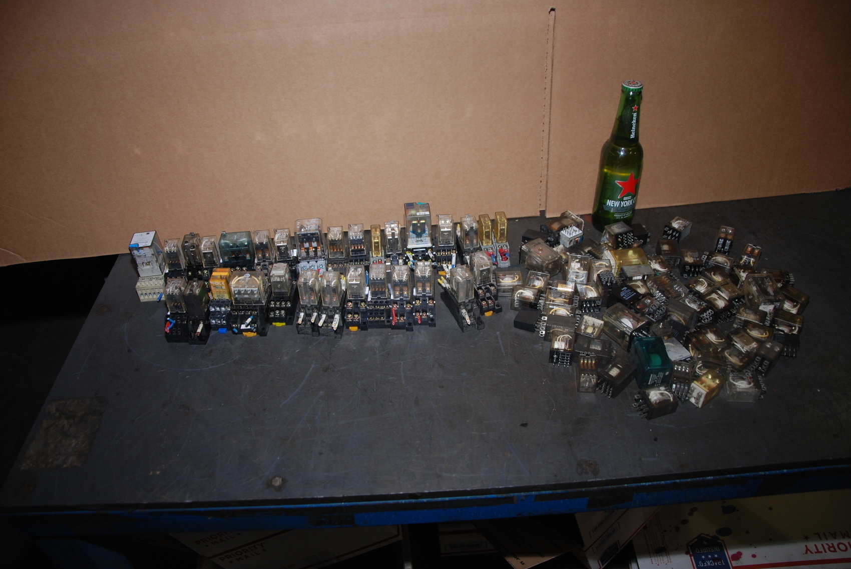 Lot of 113 industrial relays with and without a base
