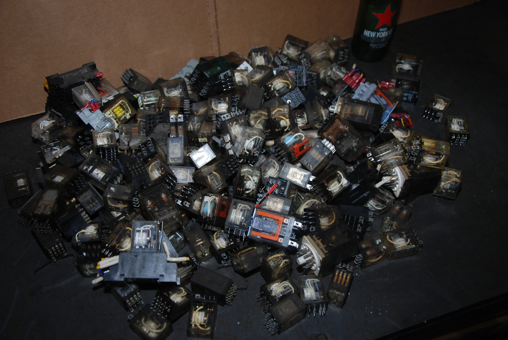 Lot of 230 industrial relays with and without a base