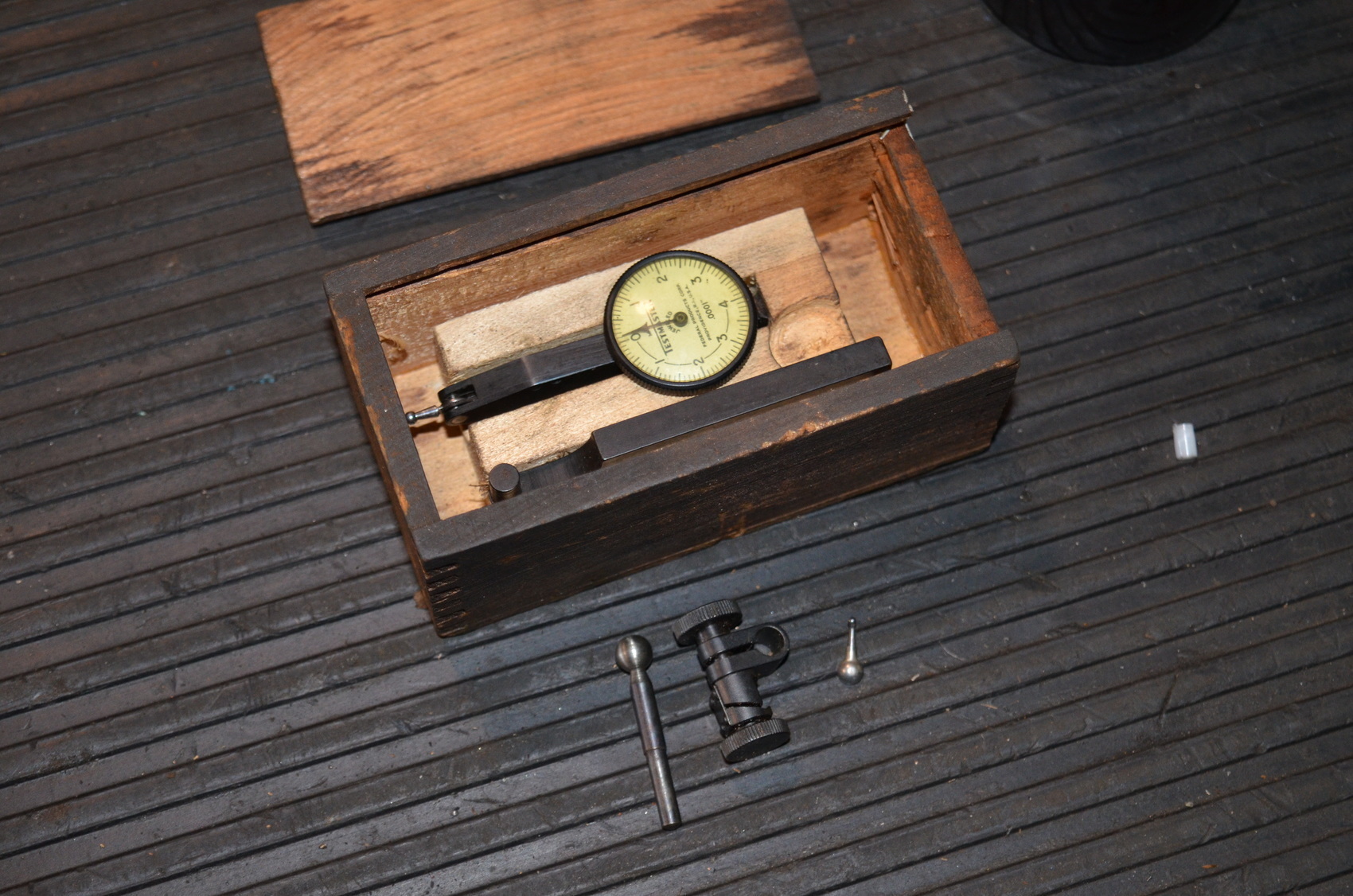 FEDERAL NO.M-2 TESTMASTER DIAL TEST INDICATOR in a wooden case