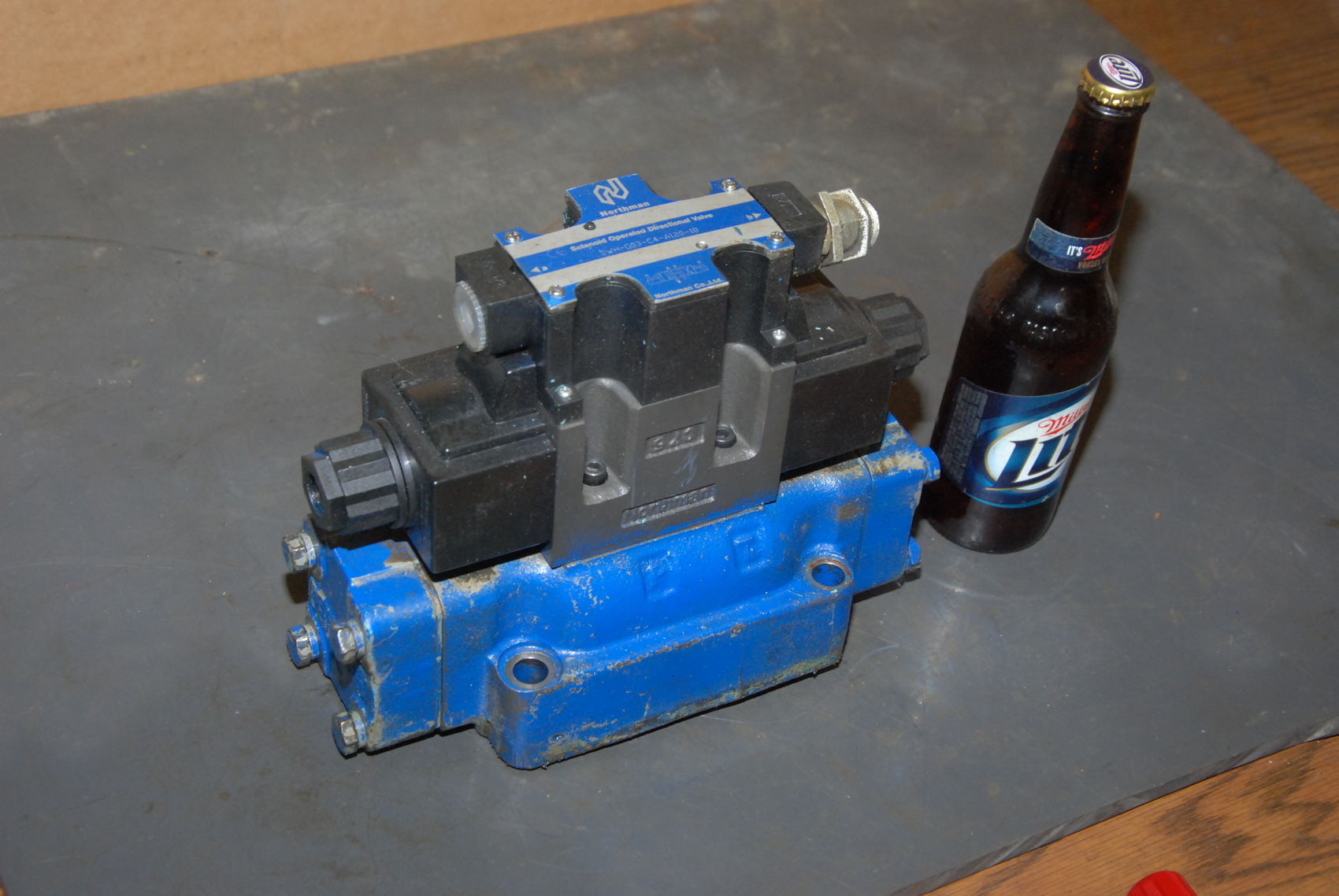 Northman Vickers SWH-G03-C4-A120-10 Solenoid Operated valve