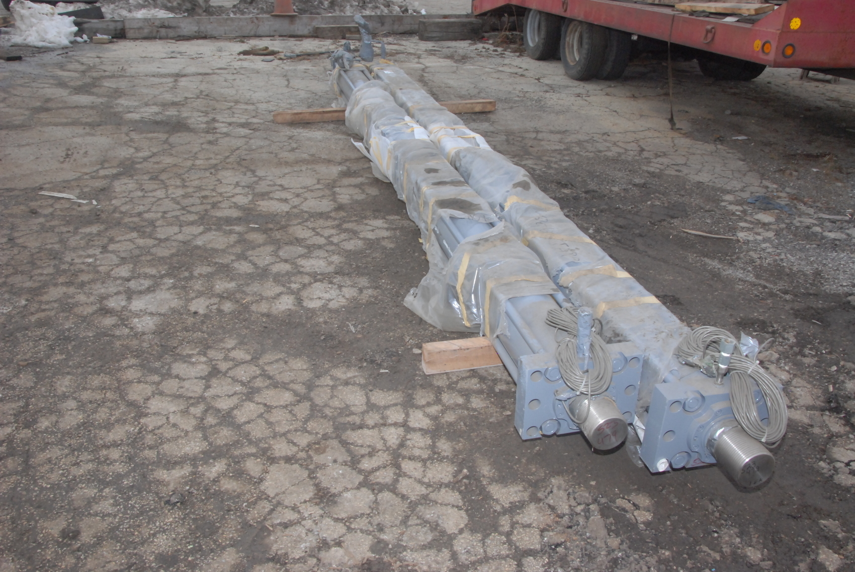 ONE,HUGE HYDRAULIC CYLINDER/STAINLESS SHAFT,215 inch long 4.4 shaft