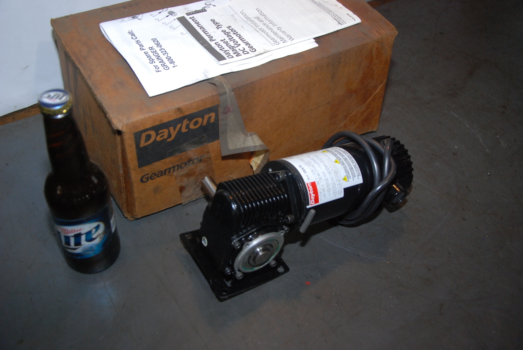 NEW dayton dc gearmotor 3xa79 1/8 HP 20:1 90 RPM