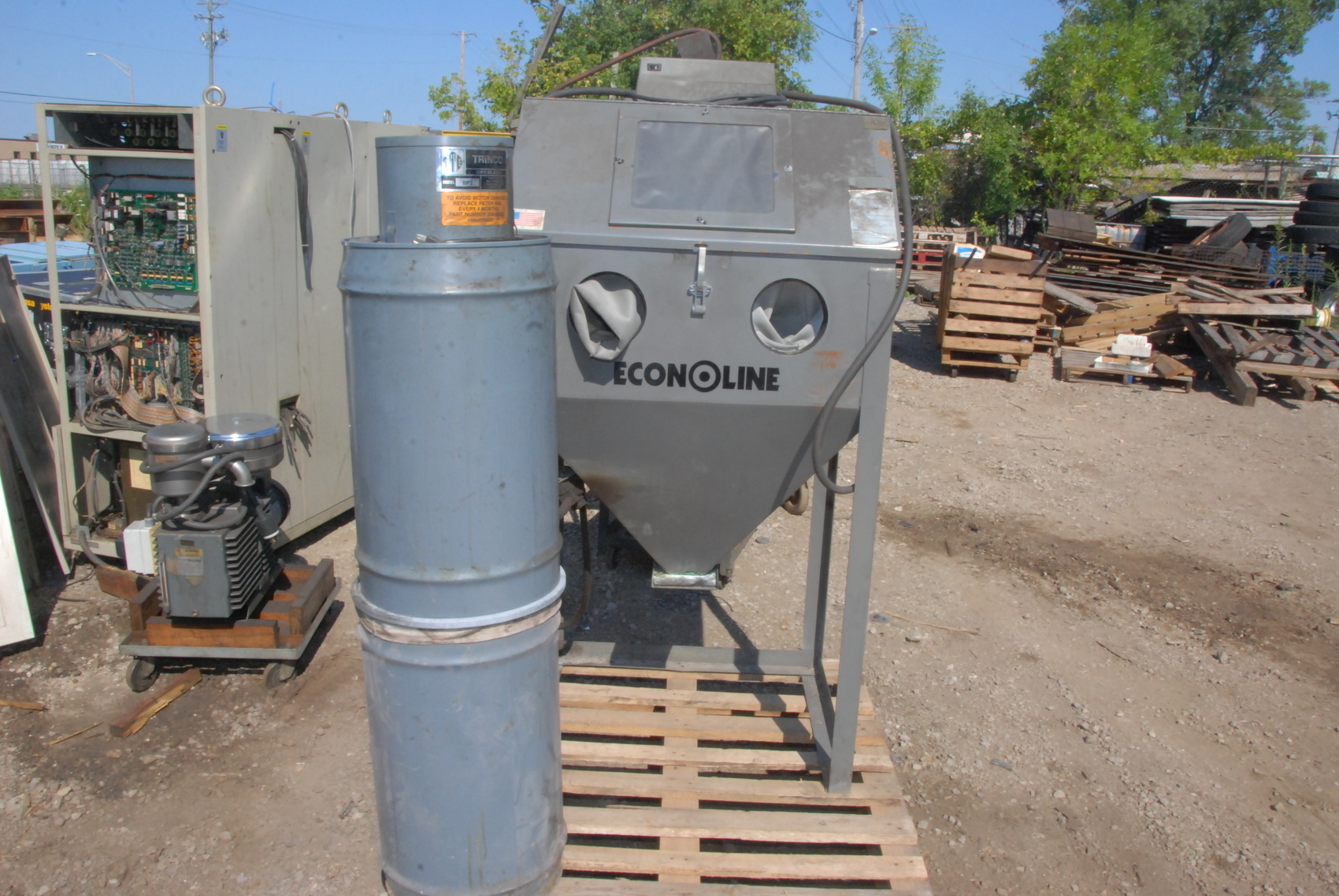 ECONOLINE Abrasive Blaster with TRINCO BP2 Dust Collector