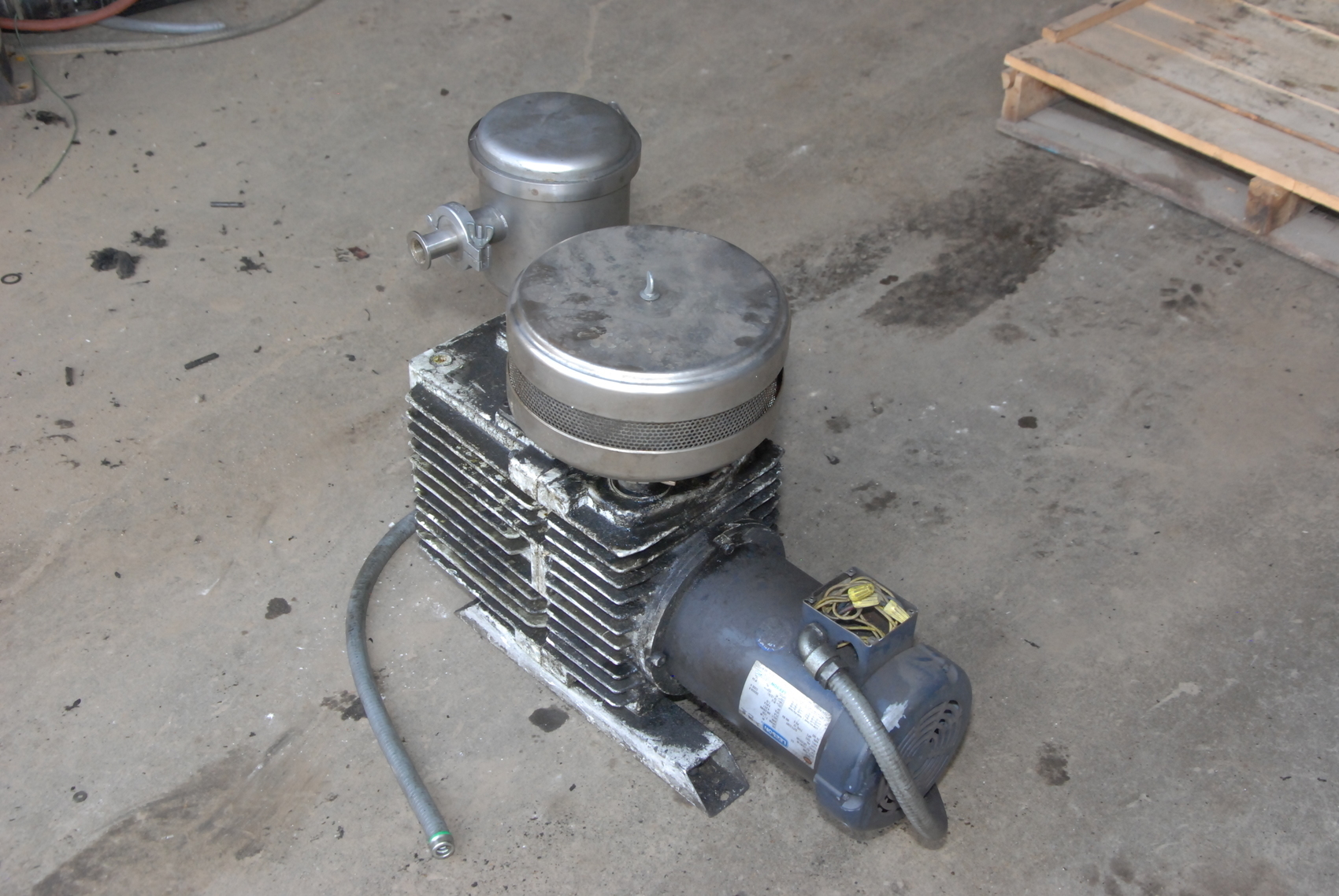 LEYBOLD TRIVAC D30AC VACUUM PUMP 208-230/460 VOLTS,3PHASE