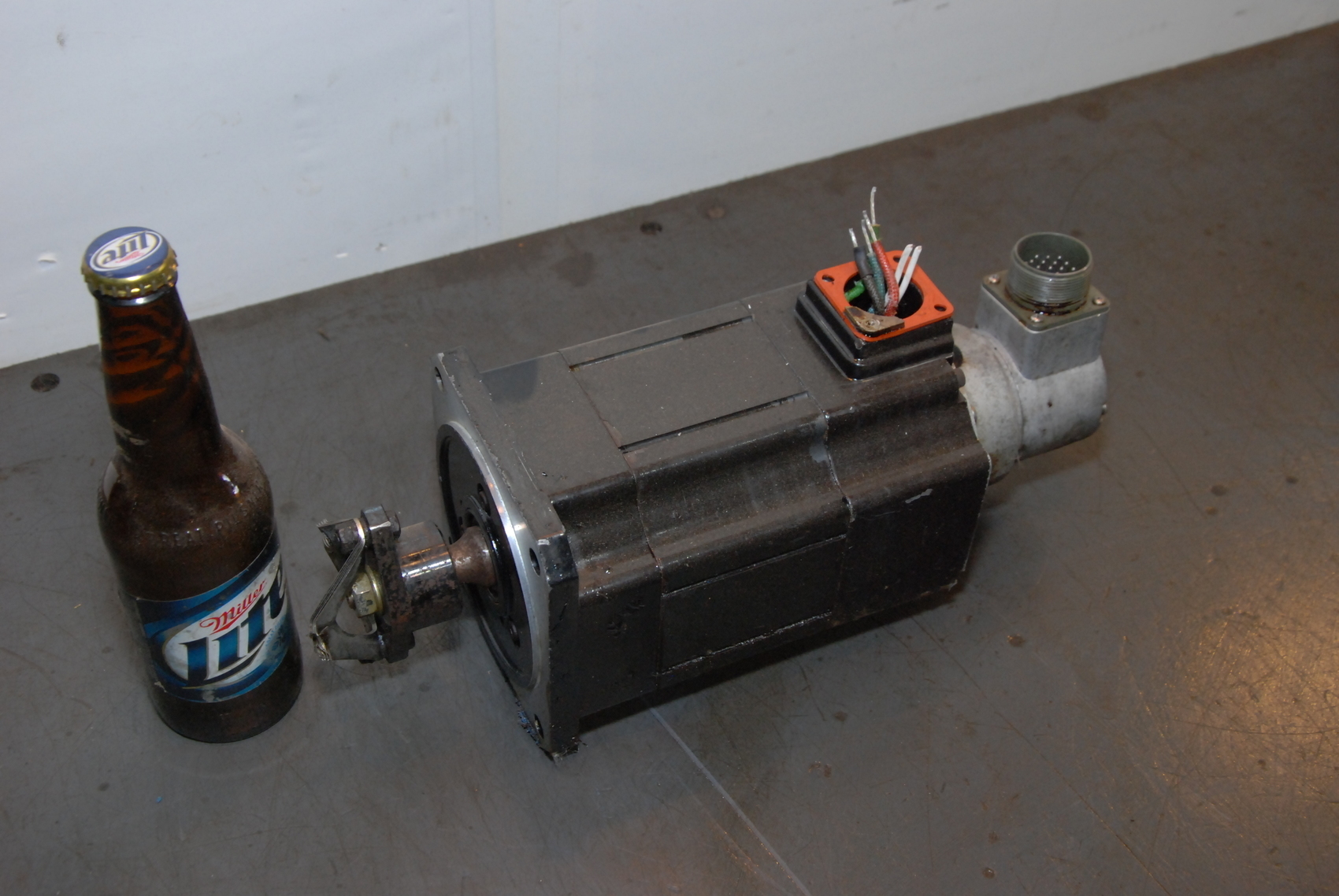 MITSUBISHI AC SERVO MOTOR HA 83CS