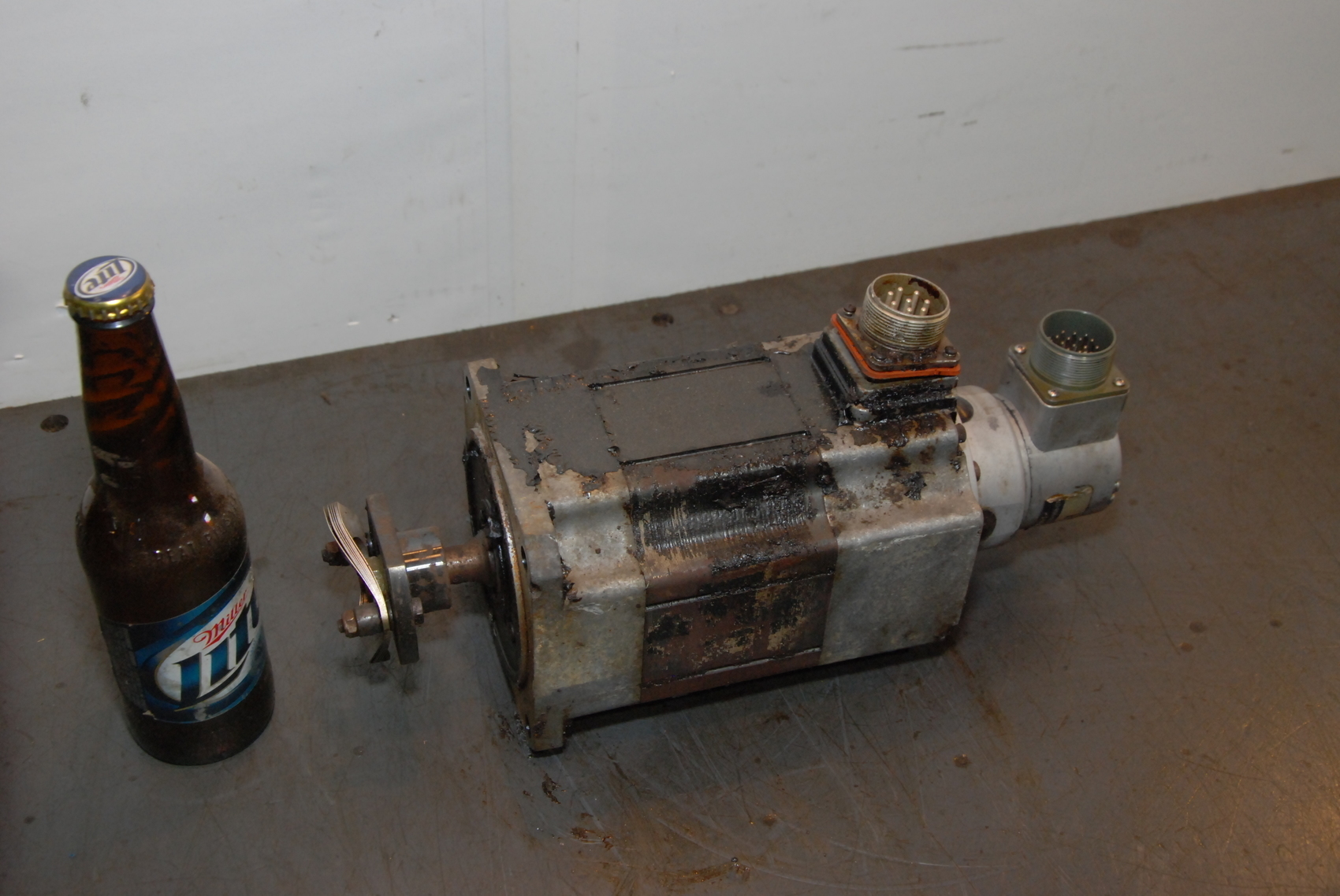 MITSUBISHI AC SERVO MOTOR HA 83CS