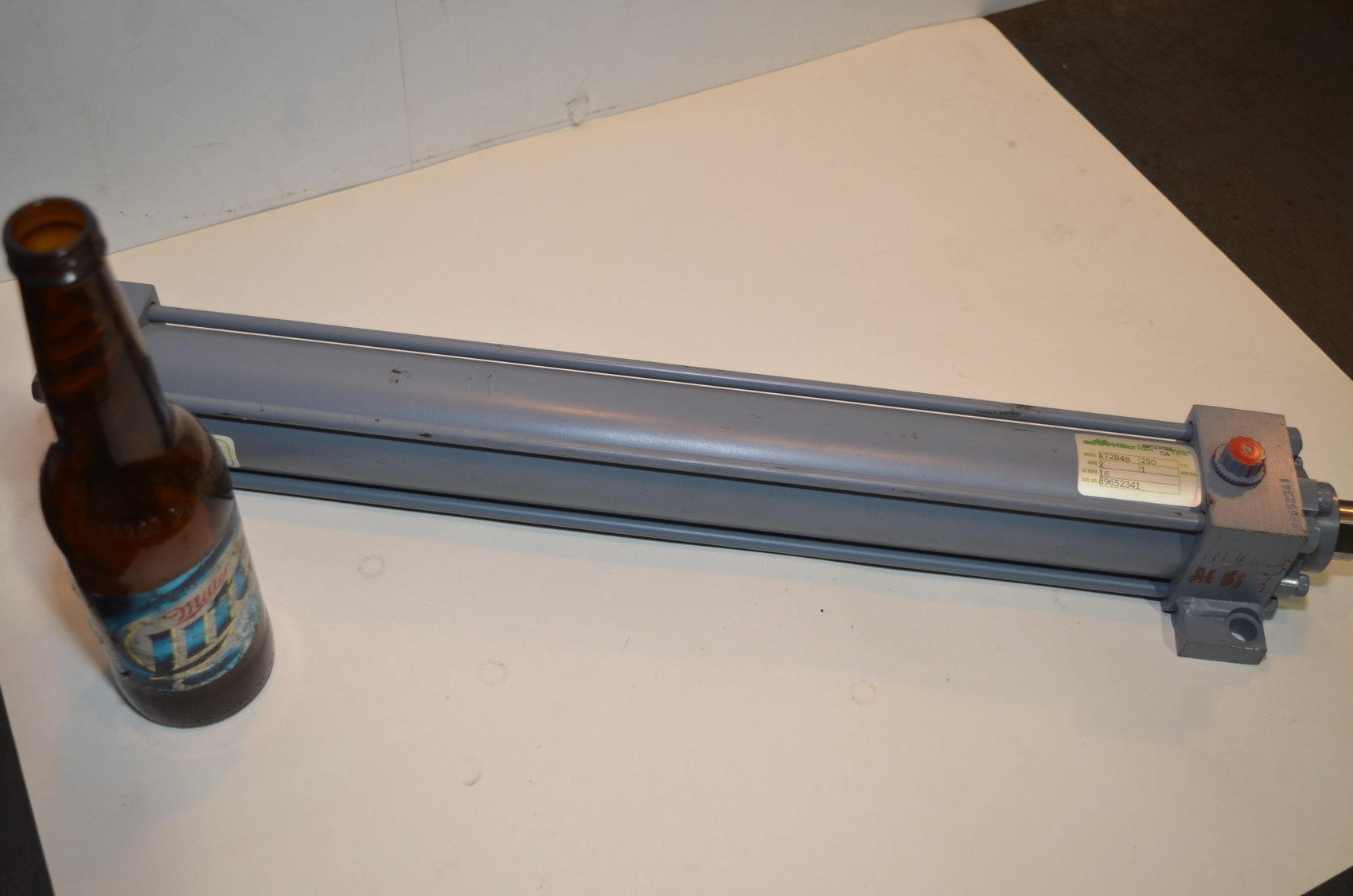 NEW!MILLER Pneumatic CYLINDER A72B4B 2 bore 16 stroke 250 psi
