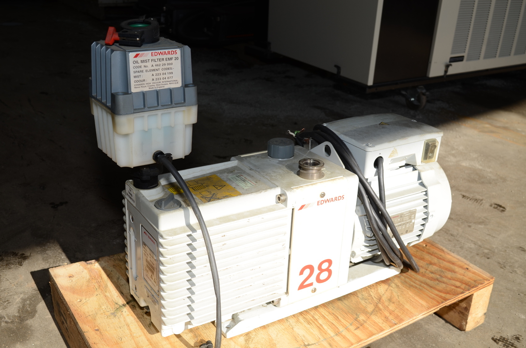 Edwards E2M28 Dual Stage Rotary Vane Vacuum Pump 220-240V