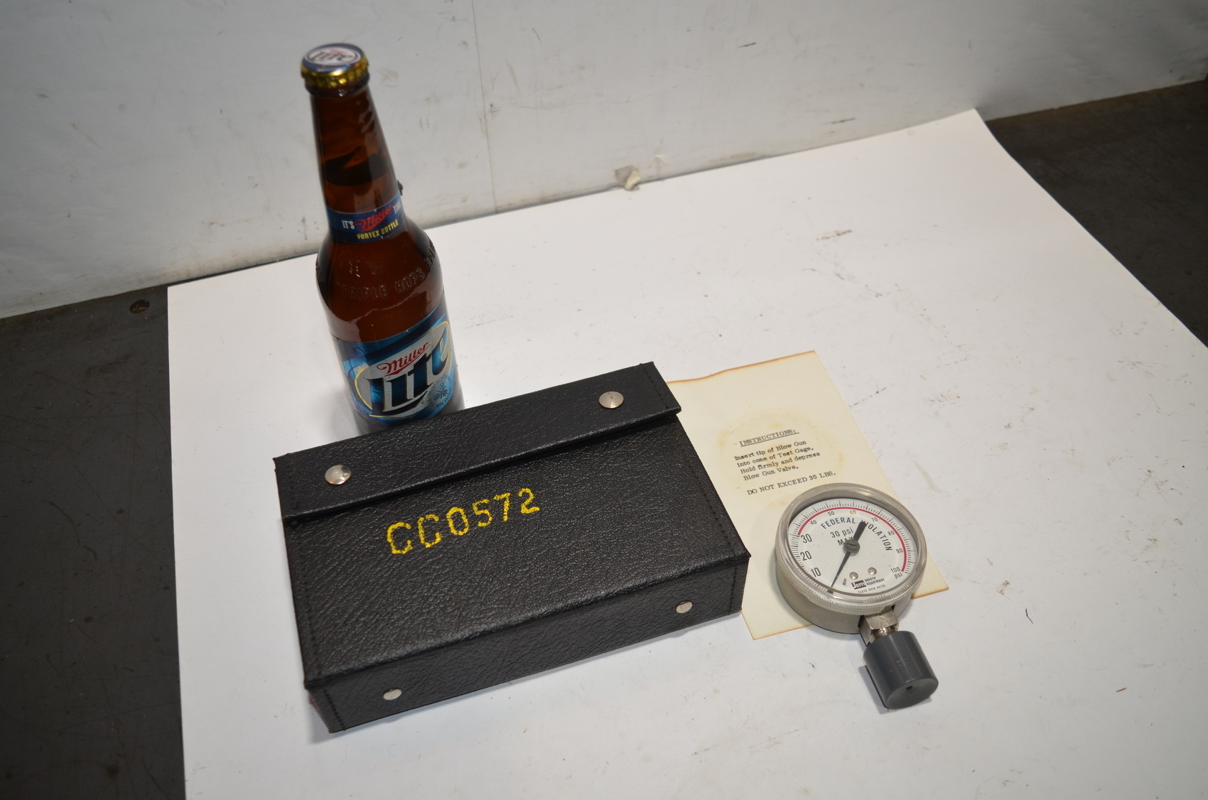 FEDERAL VIOLATION Pressure Gauge 30psi max w/case