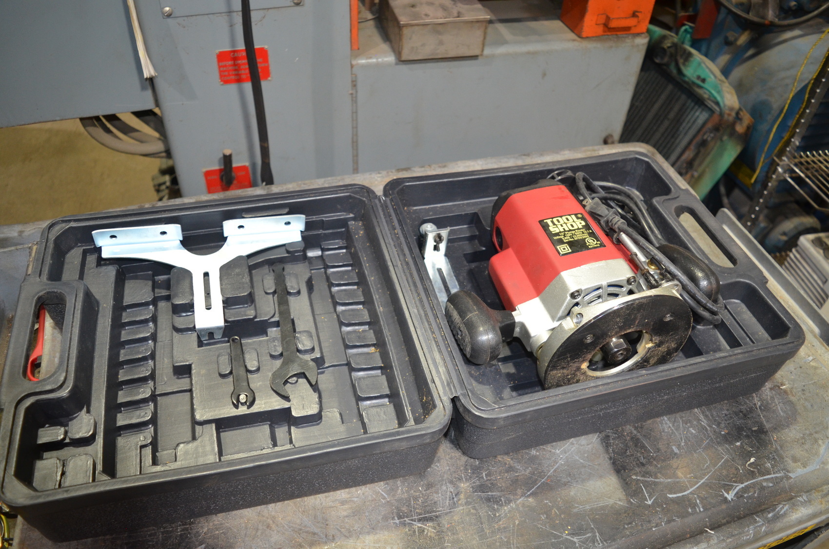 Tool Shop 12.1amp Plunge Router 120V W/Case