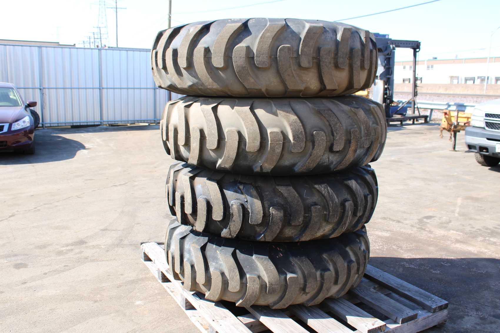 Lot of 4 ADVANCE G-2 16.00-24 Tires w/rims AIR LEAK in one
