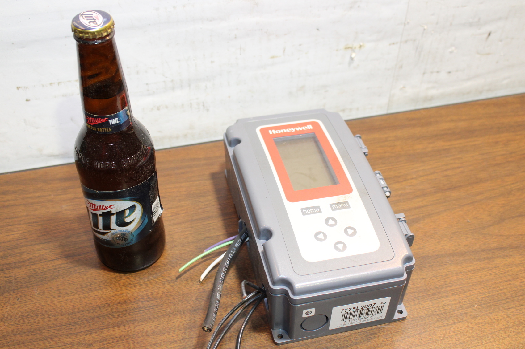 Honeywell T775L 2007 Electronic Temperature Controller