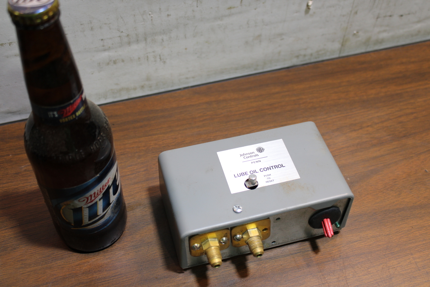 JOHNSON CONTROLS P145NCA-82 Oil Pressure Control