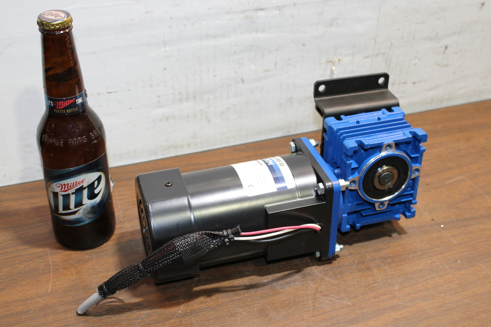 DKM Motor 9IDKG-200F 83 w/Motovario NMRV 030 gear reducer