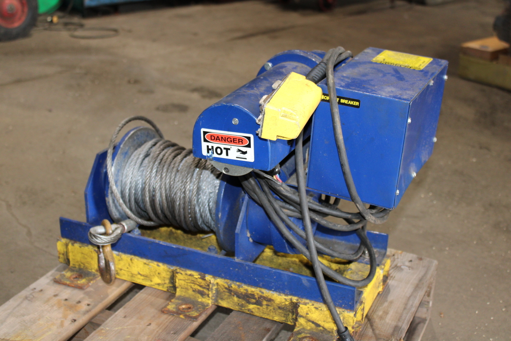 MY-TE 100AB Winch/Hoist 115AC,1000/2000 Capacity works great