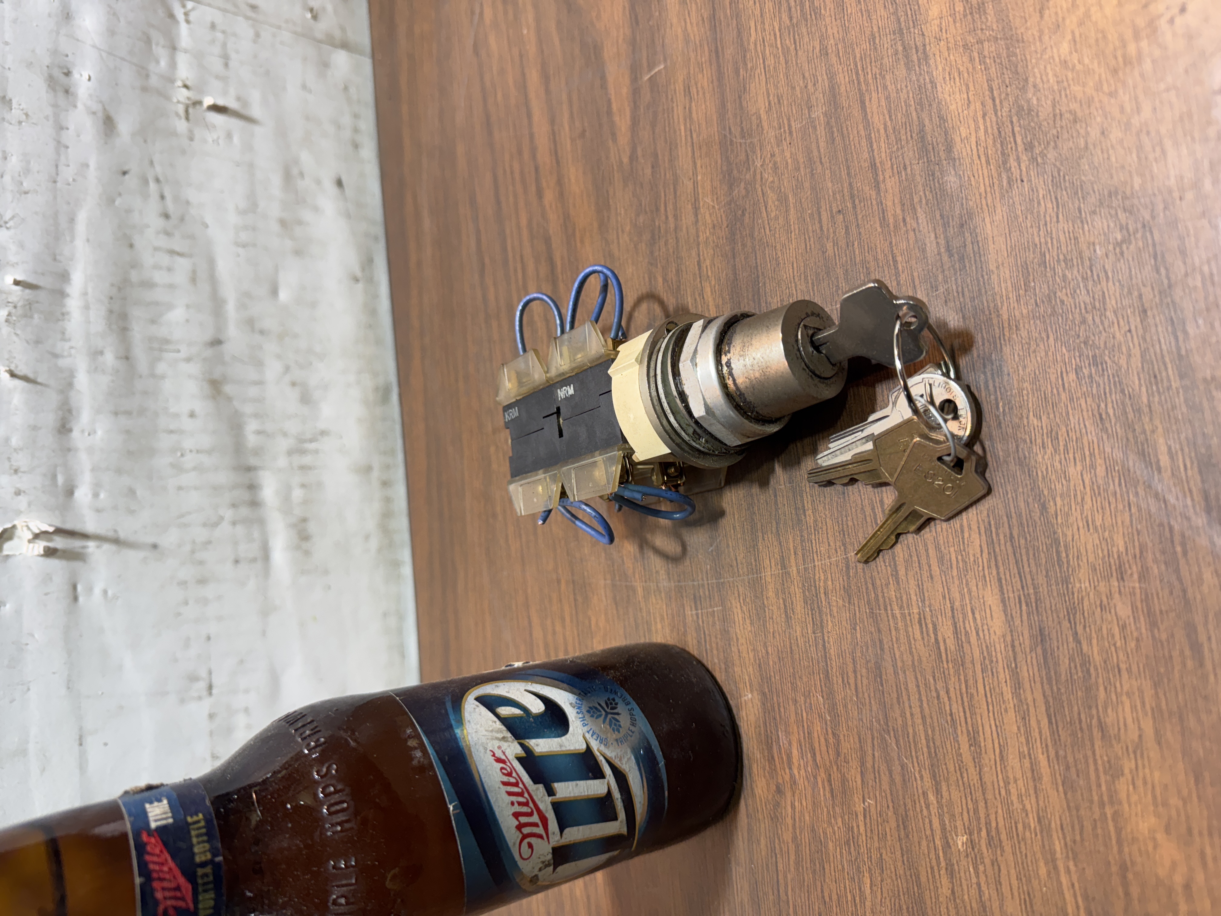 Allen-Bradley 800T-H33 Key Selector Switch w/Contacts,NEMA 4/13