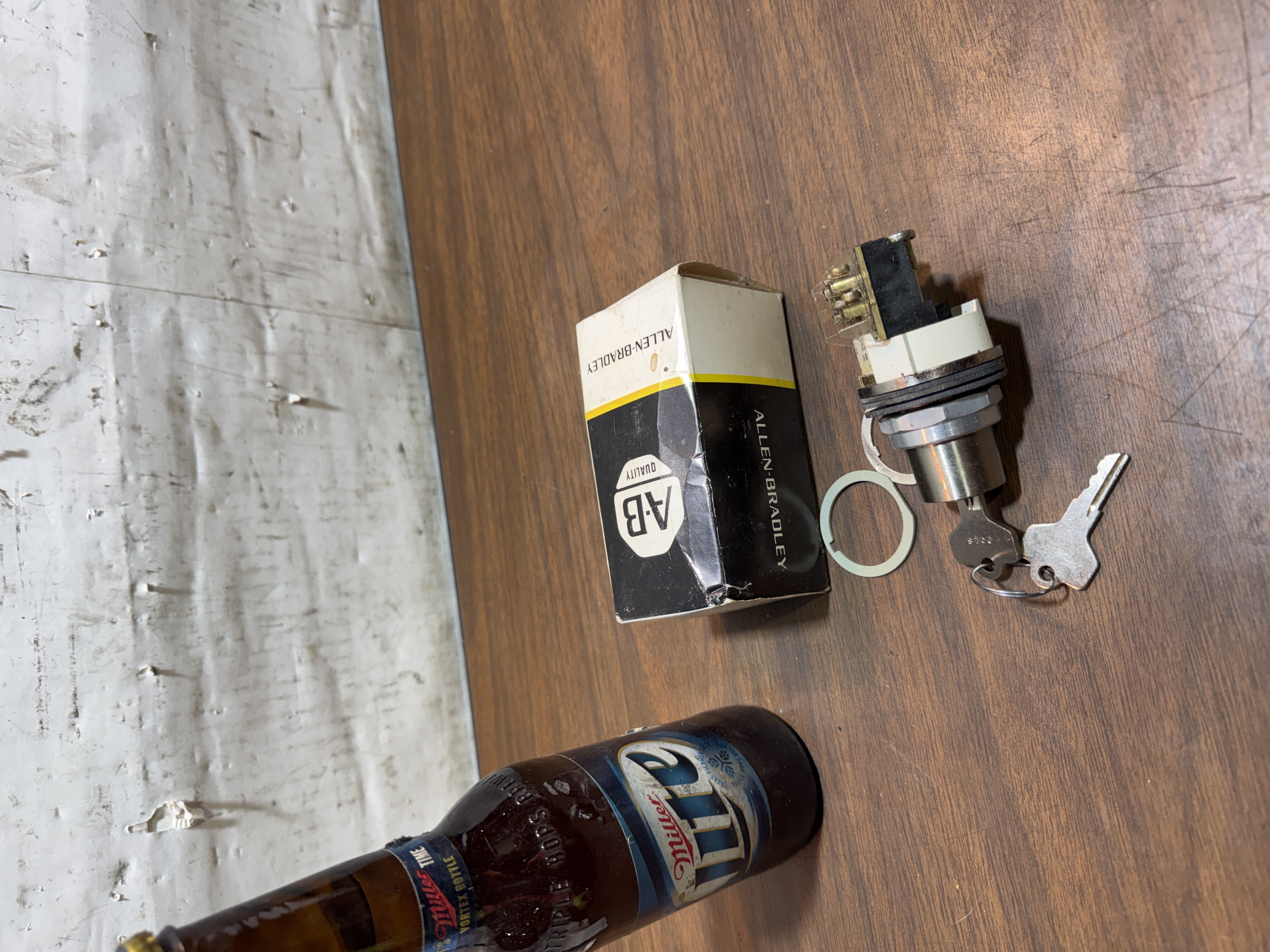 NEW!Allen-Bradley 800T-H31A Key Selector Switch 2-Position NEMA 4/13