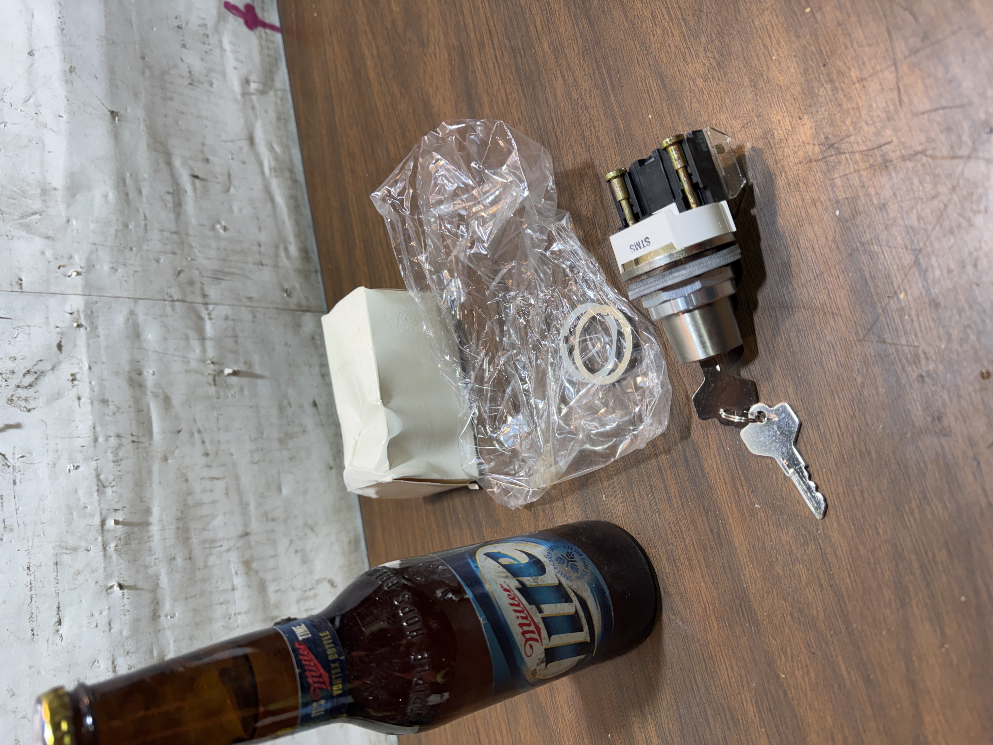 NEW!Allen-Bradley 800T-H32 2-Position Keyed Selector Switch NEMA 4/13