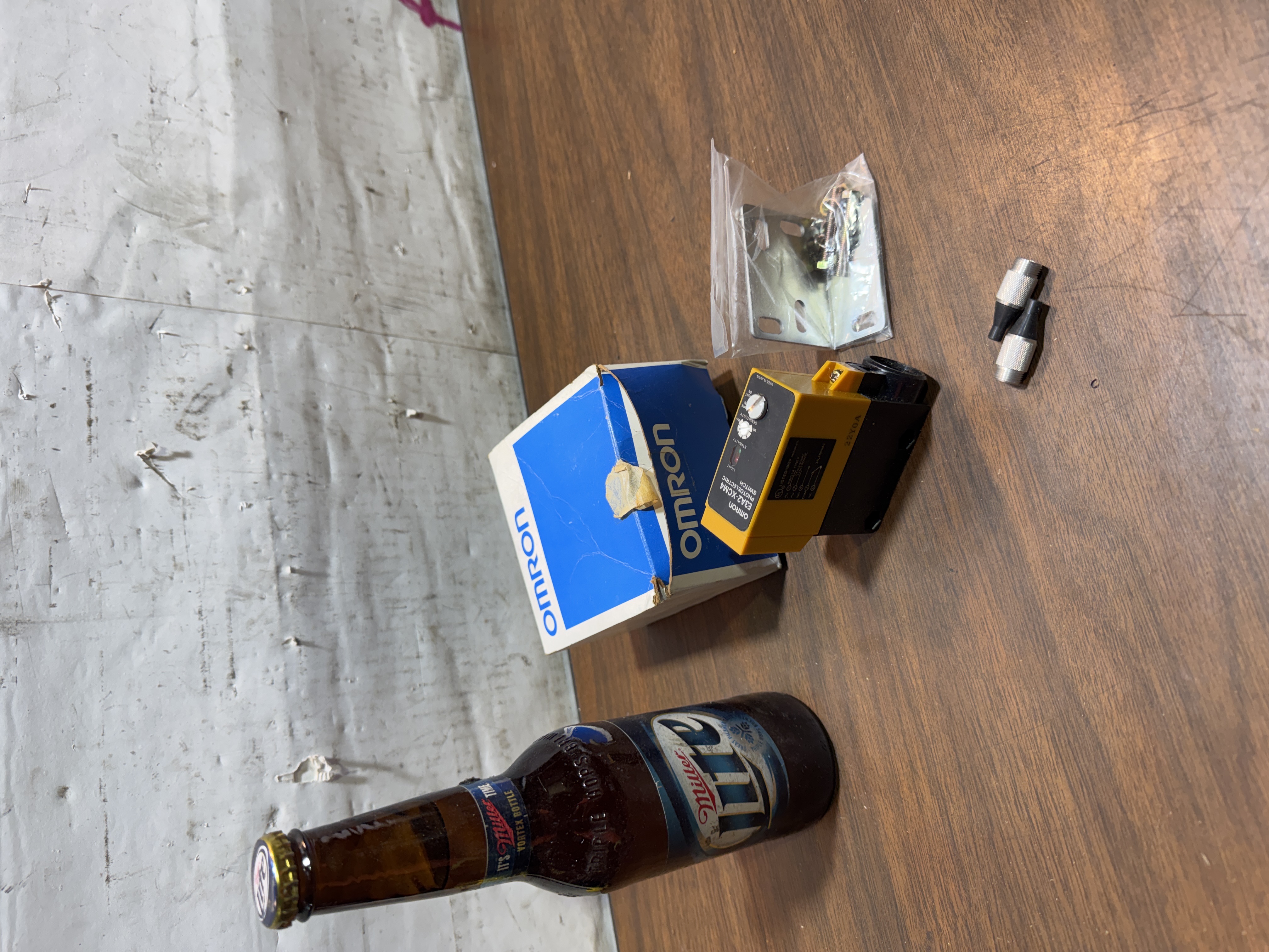 NEW!Omron E3A2-XCM4 Photoelectric Switch 24-240VAC 12-240VDC w/Bracket