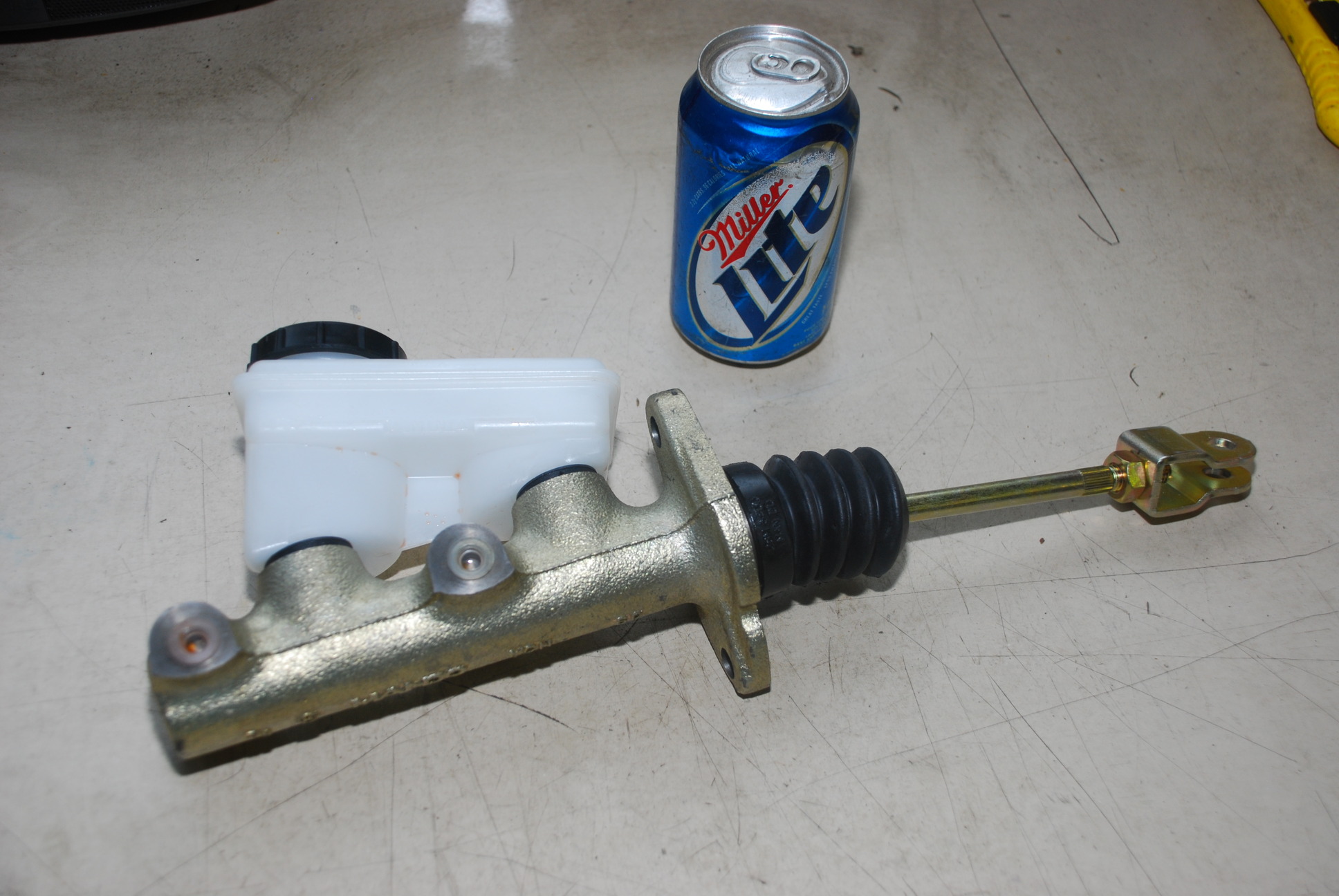 NEW, Mando 7/8 Brake Master Cylinder YCN 6D Hyster Forklift