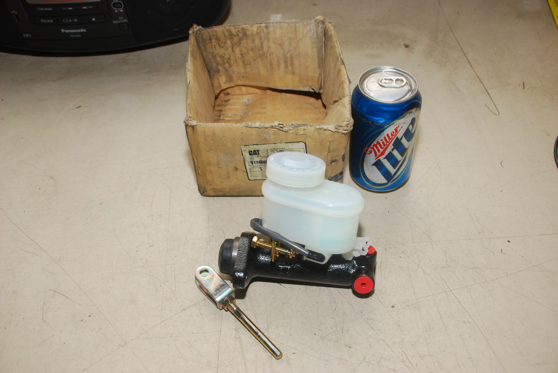 NEW,Caterpillar Forklift Towmotor Master Brake Cylinder Part 913463030