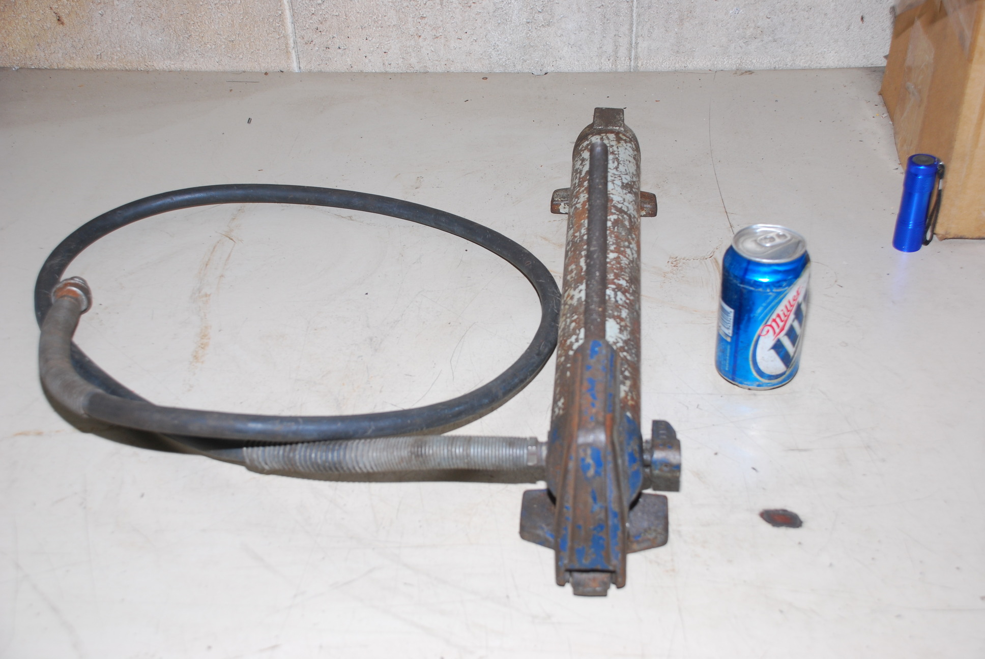 Lever-Operated Hydraulic Pump 16" X 2.5" Hydraulic Cylinder greenlee