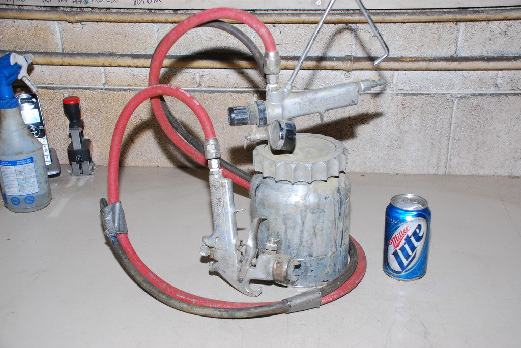 DeVILBISS 2 Qt. Paint Pressure Pot with JGA510 Sprayer Spray Gun